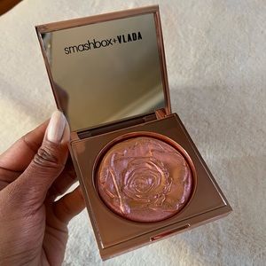 BRAND NEW ✨ SMASHBOX Petal Medal Highlighter in ‘Prismatic Petal’
